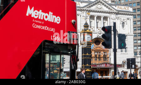 Le bus rouge, un théâtre et peu Ben clock tower Victoria Londres Angleterre Banque D'Images