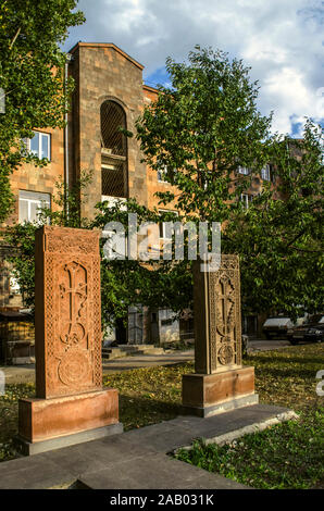 Les khatchkar en pierre rouge et gris avec croix sculptées et remplages côte à côte sur l'allée de croix en pierre à Gyumri Banque D'Images