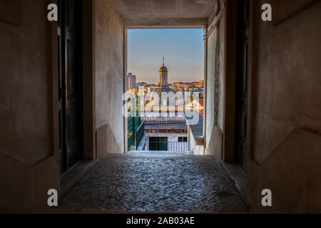 Ville haute porte vue au coucher du soleil, Coimbra, Portugal Banque D'Images