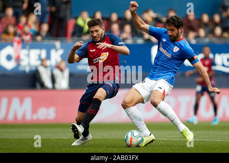 Raúl García (milieu de terrain ; Atletic Club) et David García (défenseur ; CA Osasuna) sont vus en action au cours de l'espagnol de football La Liga Santander, match entre le CA Osasuna et Club Atletic Bilbao au stade Sadar, dans Pampelune.(score final ; CA Osasuna 1:2 Club Atletic Bilbao) Banque D'Images