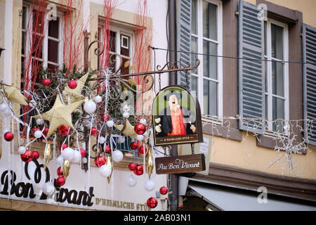 Magasin en centre-ville de joie aux festivités en décorant leurs vitrines et fenêtres. Ici le signe au bon vivant est entouré de décorations Banque D'Images