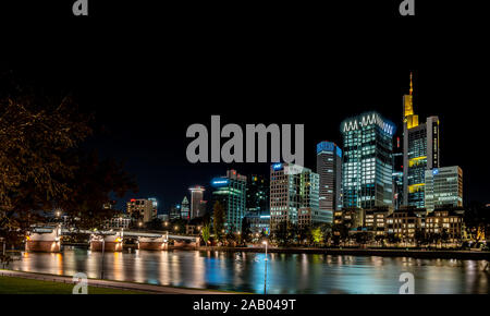 Toits de Francfort de nuit avec des reflets colorés dans la rivière Main, Frankfurt am Main, Allemagne Banque D'Images