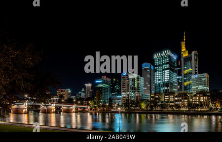 Toits de Francfort de nuit avec des reflets colorés dans la rivière Main, Frankfurt am Main, Allemagne Banque D'Images