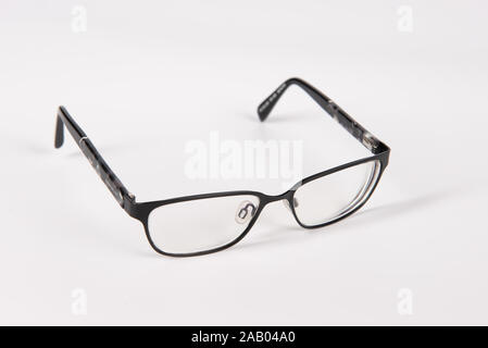 Une paire de lunettes femme isolé situé sur un fond blanc. Banque D'Images