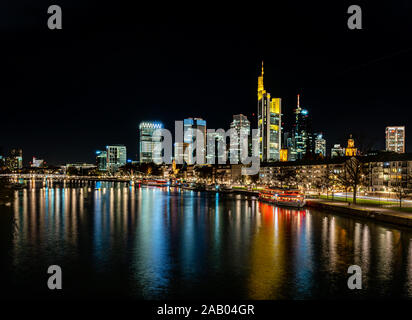 Toits de Francfort de nuit avec des reflets colorés dans la rivière Main, Frankfurt am Main, Allemagne Banque D'Images