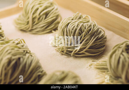 Pâtes fraîches (épinards Spaghetti) dans un style classique sur fond blanc. La cuisine du terroir. Banque D'Images