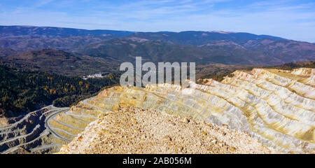 Au cours de la vie panorama grande carrière extraction de minerai de fer Banque D'Images