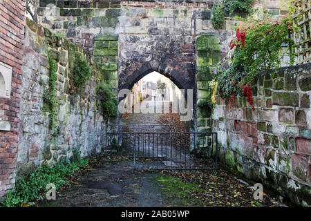 Les traîtres dans l'eau St Marys Gate Lane à Shrewsbury, utilisé autrefois pour entrer dans la ville de la rivière Severn. Banque D'Images