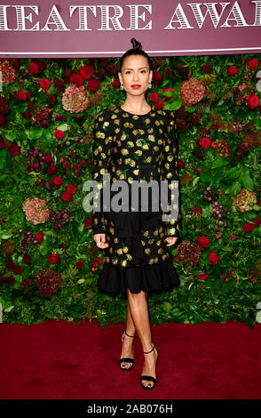 Gugu Mbatha-Raw participant à la 65e Evening Standard Theatre Awards à eu lieu au London Coliseum, Londres. Banque D'Images