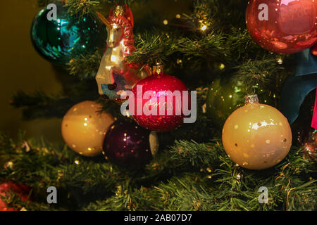 Les arbres de Noël décorées de divers jouets lumineux Banque D'Images