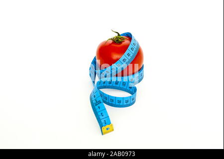 Mètre à ruban enroulé autour de la fourche de la surface de couleur. Concept de régime Banque D'Images