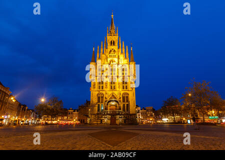 Gouda, Pays-Bas - Circa 2019 : Hôtel de ville de Gouda Stadhuis au crépuscule Banque D'Images