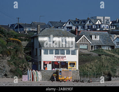 Boutique sur la plage de Polzeath plage publicité de planches de surf , les vêtements isothermiques et beach, North Cornwall, Angleterre, Royaume-Uni Banque D'Images