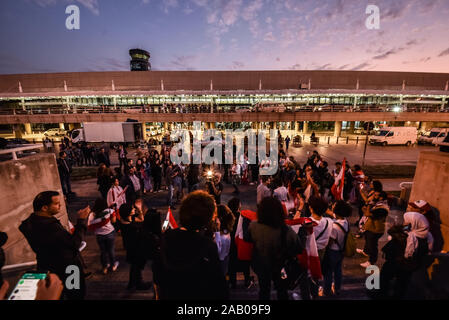 Des arrivées de l'aéroport Rafic Hariri sur 37 jours de protestations à l'échelle du pays au Liban. Les expatriés libanais sont venus de la France et les EAU à Beyrouth, le jour de l'indépendance libanaise, à rejoindre les manifestations. Banque D'Images