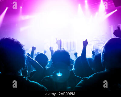 Les concerts pour assister à une foule immense gig Banque D'Images