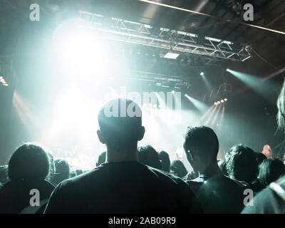 Les concerts pour assister à une foule immense gig Banque D'Images