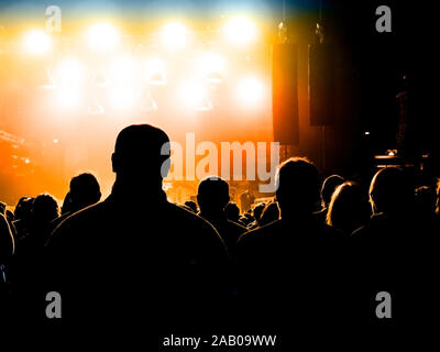 Les concerts pour assister à une foule immense gig Banque D'Images