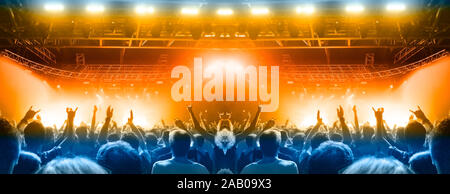 Les concerts pour assister à une foule immense gig Banque D'Images
