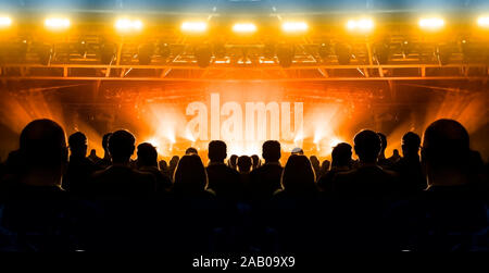 Les concerts pour assister à une foule immense gig Banque D'Images