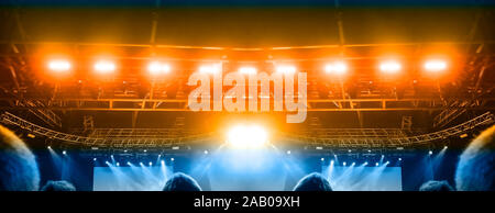 Les concerts pour assister à une foule immense gig Banque D'Images