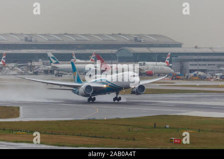 Londres, Angleterre - Circa 2019 : Oman Air Boeing 787 Dreamliner décollant de l'aéroport de l'inverseur de décoller de l'aéroport de l'INVERSEUR Banque D'Images