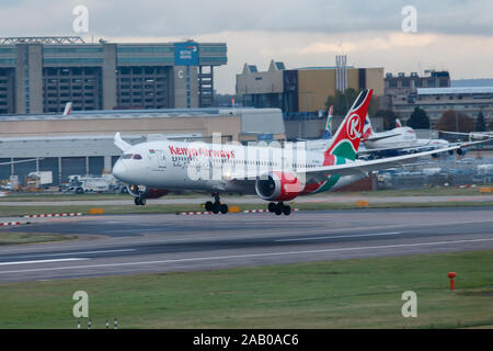 Londres, Angleterre - Circa 2019 : Kenya Airways avion Boeing 787 Dreamliner 5Y-KZH l'atterrissage à l'aéroport Heathrow de Londres Banque D'Images