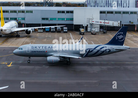 Londres, Angleterre - Circa 2019 : Air France Airbus A320 F-HEPI à l'aéroport Heathrow de Londres Banque D'Images