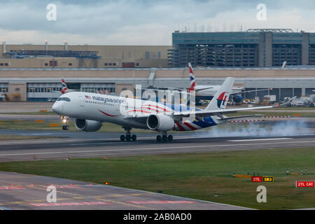 Londres, Angleterre - Circa 2019 : Malaysia Airlines Airbus A350 9M-MAC à l'atterrissage à l'aéroport London Heathrow Banque D'Images