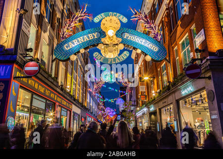 Londres, UK - 24/25 nov 2019 : Carnaby Street pendant les vacances de Noël. Thème océan montrant les décorations, les gens et l'extérieur des magasins. Banque D'Images