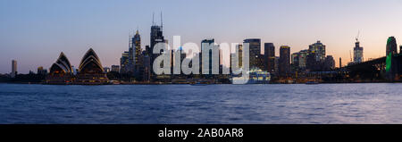 Sydney, Australie - Circa 2019 : Centre-ville de Sydney et l'Opéra de Sydney au crépuscule, panorama vu de Kirribilli Banque D'Images