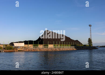 La Centrale d'Hanasaari stock de charbon à Helsinki, Finlande Banque D'Images