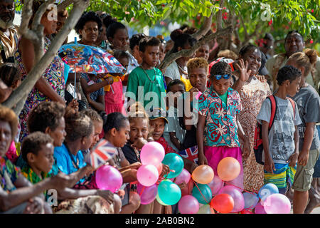 Les membres du public regarder le défilé à Honiara, le deuxième jour de la visite royale du prince de Galles pour les Îles Salomon. PA Photo. Photo date : dimanche 24 novembre 2019. Voir PA story ROYALS Charles. Crédit photo doit se lire : Victoria Jones/PA Wire Banque D'Images