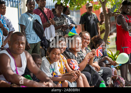 Les membres du public regarder le défilé à Honiara, le deuxième jour de la visite royale du prince de Galles pour les Îles Salomon. PA Photo. Photo date : dimanche 24 novembre 2019. Voir PA story ROYALS Charles. Crédit photo doit se lire : Victoria Jones/PA Wire Banque D'Images