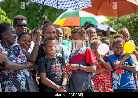 Les membres du public regarder le défilé à Honiara, le deuxième jour de la visite royale du prince de Galles pour les Îles Salomon. PA Photo. Photo date : dimanche 24 novembre 2019. Voir PA story ROYALS Charles. Crédit photo doit se lire : Victoria Jones/PA Wire Banque D'Images