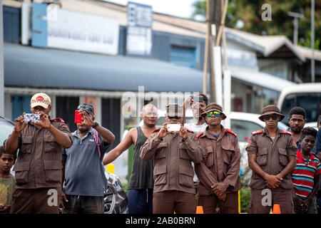 Les membres du public regarder le défilé à Honiara, le deuxième jour de la visite royale du prince de Galles pour les Îles Salomon. PA Photo. Photo date : dimanche 24 novembre 2019. Voir PA story ROYALS Charles. Crédit photo doit se lire : Victoria Jones/PA Wire Banque D'Images