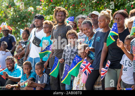 Les membres du public regarder le défilé à Honiara, le deuxième jour de la visite royale du prince de Galles pour les Îles Salomon. PA Photo. Photo date : dimanche 24 novembre 2019. Voir PA story ROYALS Charles. Crédit photo doit se lire : Victoria Jones/PA Wire Banque D'Images