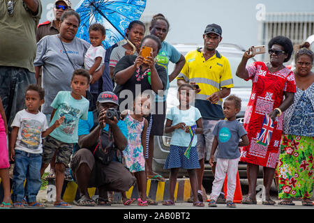 Les membres du public regarder le défilé à Honiara, le deuxième jour de la visite royale du prince de Galles pour les Îles Salomon. PA Photo. Photo date : dimanche 24 novembre 2019. Voir PA story ROYALS Charles. Crédit photo doit se lire : Victoria Jones/PA Wire Banque D'Images