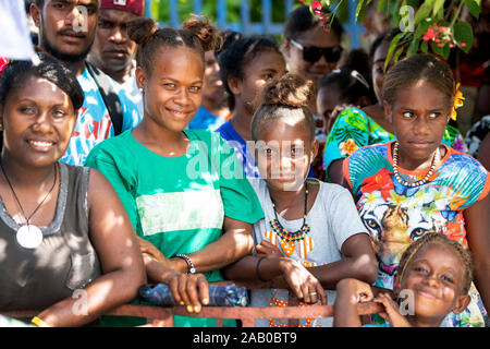 Les membres du public regarder le défilé à Honiara, le deuxième jour de la visite royale du prince de Galles pour les Îles Salomon. PA Photo. Photo date : dimanche 24 novembre 2019. Voir PA story ROYALS Charles. Crédit photo doit se lire : Victoria Jones/PA Wire Banque D'Images