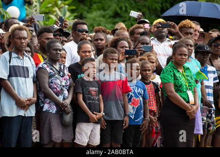 Les membres du public regarder le défilé à Honiara, le deuxième jour de la visite royale du prince de Galles pour les Îles Salomon. PA Photo. Photo date : dimanche 24 novembre 2019. Voir PA story ROYALS Charles. Crédit photo doit se lire : Victoria Jones/PA Wire Banque D'Images