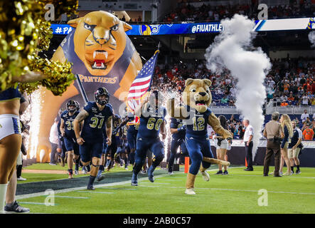 23 novembre 2019 : la cellule de l'équipe de football des Panthers de pénétrer sur le terrain mené par la mascotte de CRF : Roary, en avant d'un NCAA football match contre les ouragans à Miami les Marlins Park à Miami, en Floride. Crf a gagné 30-24. Mario Houben/CSM Banque D'Images