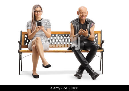 Jeune femme et d'un punk avec un téléphone portable assis sur un banc isolé sur fond blanc Banque D'Images