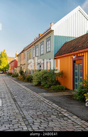 L'une des nombreuses rues pittoresques dans la ville norvégienne de Trondheim. Banque D'Images