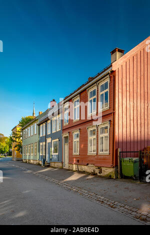 L'une des nombreuses rues pittoresques dans la ville norvégienne de Trondheim. Banque D'Images
