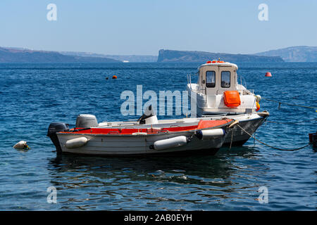 Ormos Korfou, Grèce - 16 juillet 2019 : Trois petits bateaux de pêche en mooored la Mer Égée, attachés à l'embarcadère de Ormos Korfou Banque D'Images