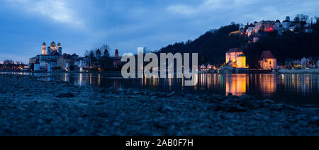 Panorama de Passau au confluent de l'Ilz, Inn et du Danube avec vue sur château Oberhaus au crépuscule Banque D'Images