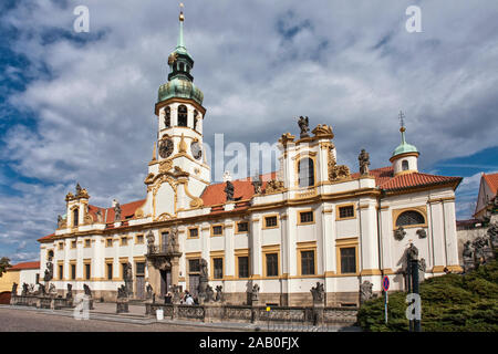 Ou le Loreta Prague Loreto est un remarquable complexe de bâtiments dans Hradčany. C'est une grande destination de pèlerinage, établie depuis plus de 300 ans ag Banque D'Images