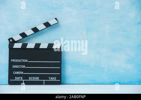 Movie clapper sur fond bleu, concept cinéma Banque D'Images