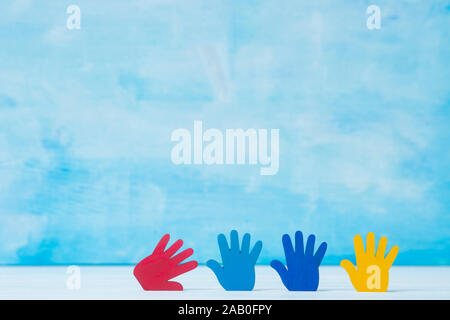 Colourfull puzzles mains sur fond bleu. Journée mondiale de sensibilisation à l'Autisme Concept Banque D'Images