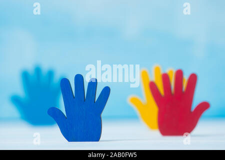 Colourfull puzzles mains sur fond bleu. Journée mondiale de sensibilisation à l'Autisme Concept Banque D'Images