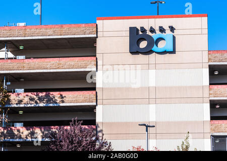 Nov 15, 2019 / Pleasanton CA/ USA - BART parking couvert à l'ouest de Dublin/Pleasanton arrêter dans la baie East, Bay Area Rapid Transit (BART) est une fonction tran Banque D'Images
